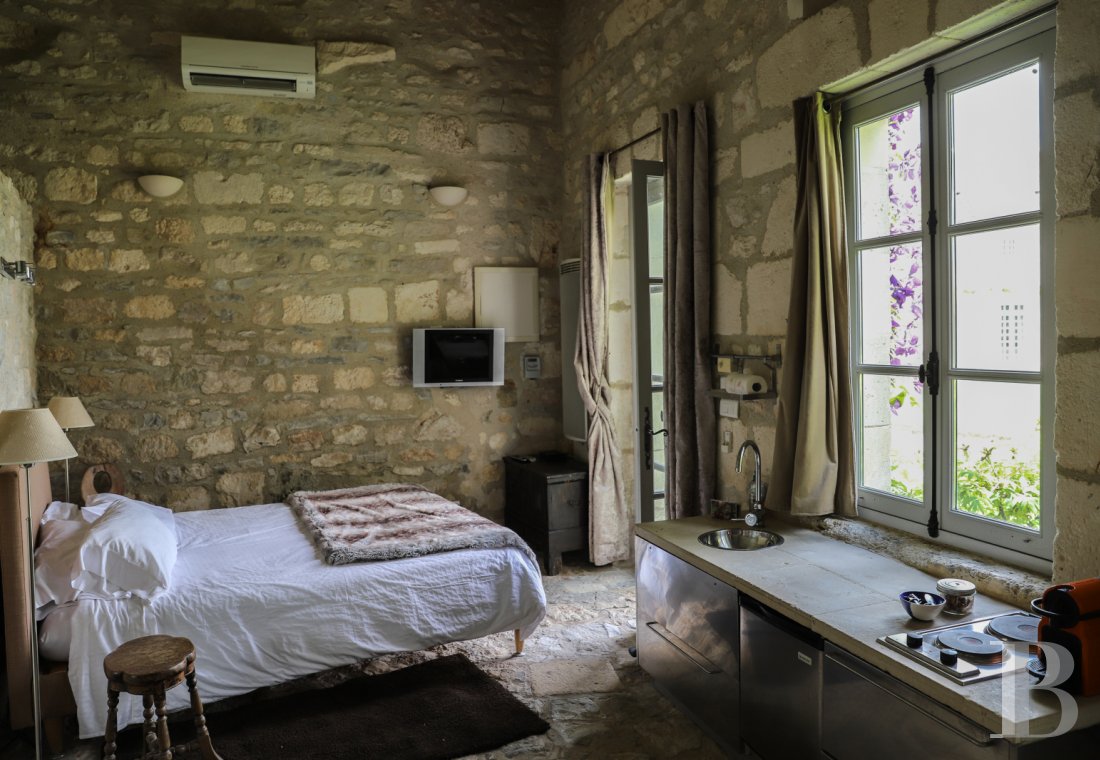 A chateau overlooking the Yonne from the edge of a cliff in Burgundy, not far from Vézelay - photo  n°41